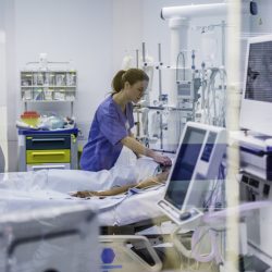Hány kórházi dolgozó többlet munkáját igényli egy választott orvos betege?